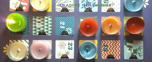 Une bougie verte claire parfumée à la menthe est allumée. Elle est posée sur le calendrier de l'avent à côté de chaque bougie déjà découverte les 12 premiers jours de décembre. 