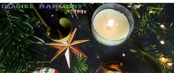 Une bougie couleur olive verte est allumée à côté de branches de sapin et de décorations de Noël. Elle est parfumée à la lavande et à l'huile de calendula.