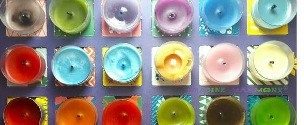 Toutes les bougies du calendrier de l'avent des lumières sont posées. La bougie du jour est allumée. Elle est à la cire d'abeille, calendula et lavande.