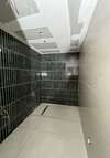 douche avec carrelage antidérapant et joints hydrofuges