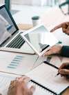 Réunion d audit patrimonial avec analyse de graphiques collaboratifs