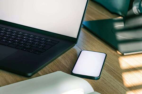 Écrans, lecture et chirurgie réfractive : tout ce qu’il faut savoir pour protéger vos yeux après l’opération