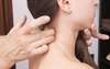 Main masculine ajustant la nuque dune femme pour mobilité cervicale