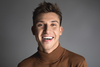 Homme souriant avec dents blanches sourire harmonieux