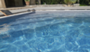 piscine rénovée avec banc et éclairage moderne