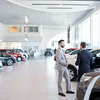 showroom automobile, hommes en costume, voitures neuves