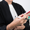 avocate écoute client en consultation juridique