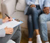 psychologue prenant des notes pendant une séance de couple