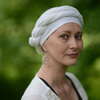 Femme en turban blanc symbolisant image de soi transformée