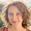 Femme souriante spécialisée en sophrologie et accompagnement cancer