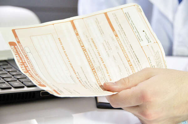 Interdiction de licencier un salarié placé en arrêt pour accident du travail ou maladie professionnelle au motif de la nécessité de pourvoir à son remplacement définitif du fait de la perturbation de l'entreprise causée par son absence