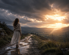 Femme debout regardant vallée au coucher soleil symbolisant présence