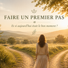 Femme au premier pas devant chemin divis e9 au coucher de soleil