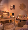 Pièce méditative avec bureau bouddha et éléments éclairage âme