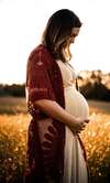Femme enceinte recevant un soin ostéopathique doux