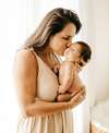 Femme enceinte recevant un soin ostéopathique doux