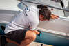 Technicien CosmétiBoat passe un chiffon sur coque bateau