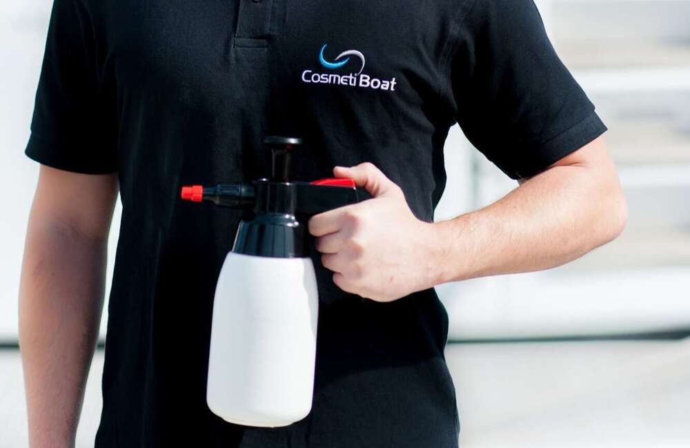 Technicien CosmétiBoat tient vaporisateur de produit blanc