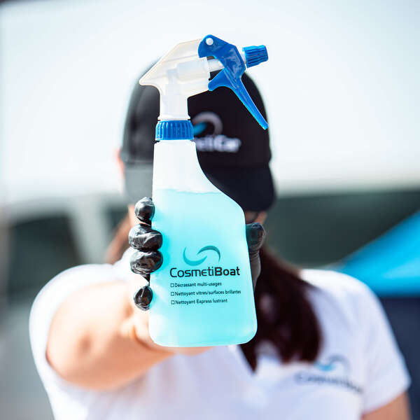 Technicienne CosmétiBoat tend un vaporisateur de décrassant CosmétiBoat