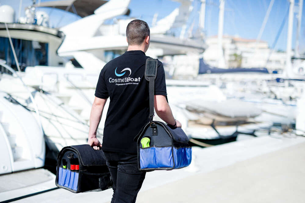 Technicien franchisé CosmétiBoat avec mallettes à outils sur un quai