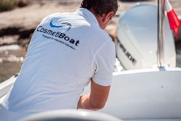 Technicien CosmétiBoat en train d’entretenir un bateau à moteur