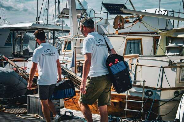 Professionnels de l’entretien voilier CosmétiBoat sur un ponton 