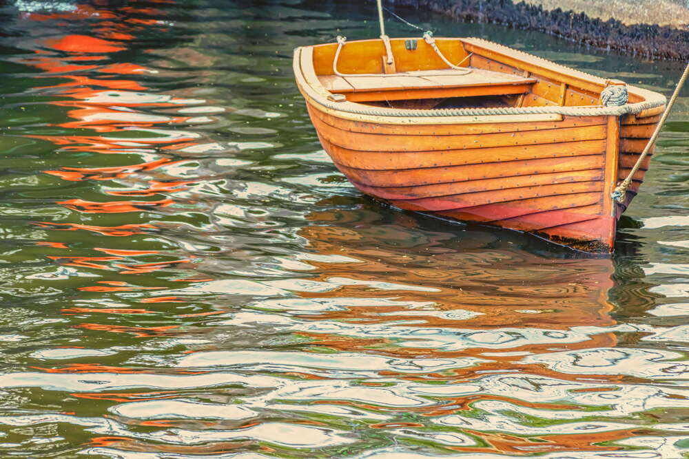 Illustration d’entretien bateau bois par une barque en bois verni
