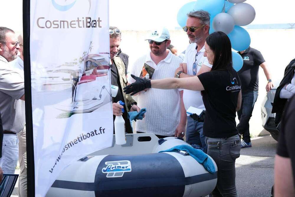 Démonstration de nettoyage d’une annexe gonflable par CosmétiBoat