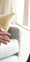 Femme thérapeute guidant flexion tronc pour empowerment relation