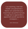 Femme souriante devant mur souriant concept accompagnement projet