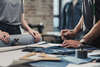 Deux personnes collaborant sur tissus en atelier couture