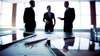 hommes en costume discutant documents analyse chronologie changement