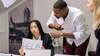 Femme au bureau tenant pancarte help signalement écrit
