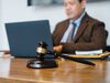 Deux personnes concluent un accord salarial en bureau professionnel