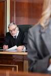 Juge examinant documents dans dossier discrimination travail