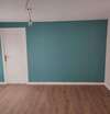 peintre professionnel appliquant peinture mur lisse