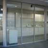 Pièce vitrée et rangements de la clinique dentaire