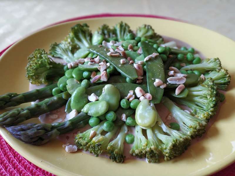 Méli-mélo de légumes printaniers, sauce cacahuètes-coco-Tamari