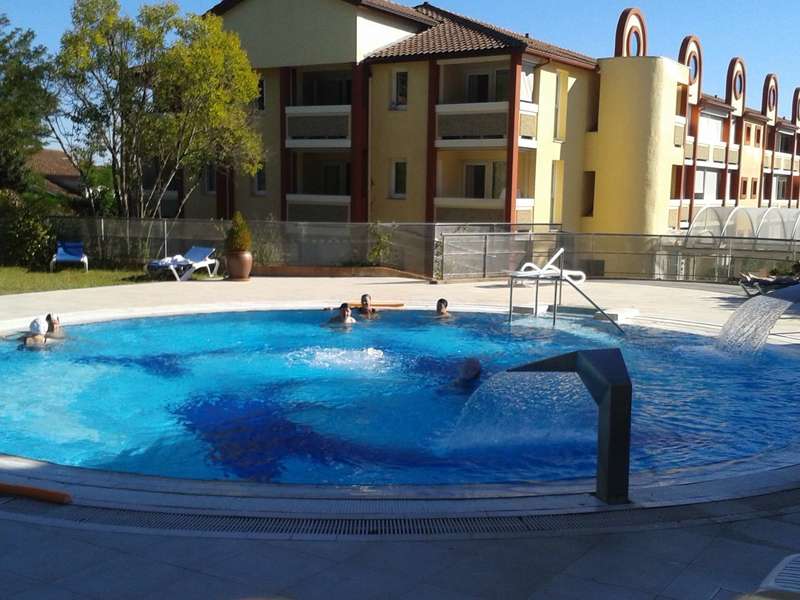 La piscine ludique, ouverte l'après-midi. 
En fond : la résidence des Demeures de Borda