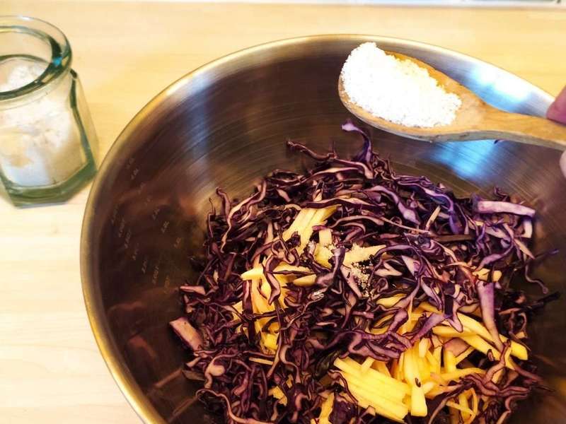 j'ajoute une cuillerée de sel fin, et je masse pendant une dizaine de minutes  pour faire ressortir leur jus