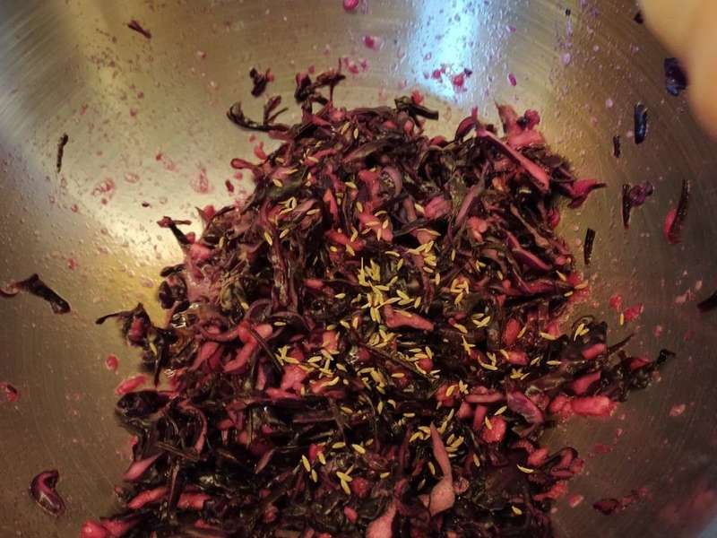 puis des graines de cumin dans les légumes bien massés