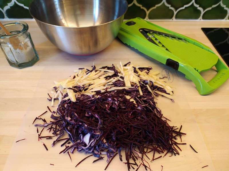 J'émince le chou, je râpe la betterave et la pomme en bâtonnets