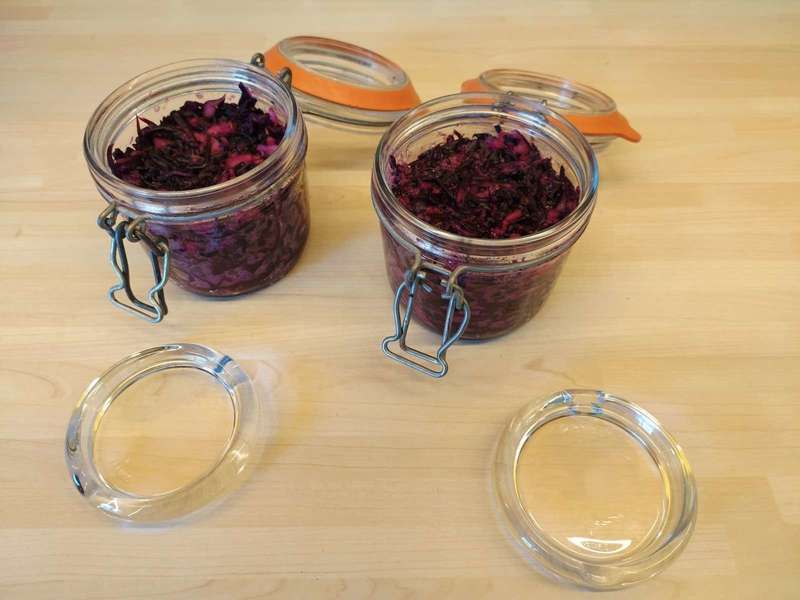 je les répartis dans les bocaux en tassant bien