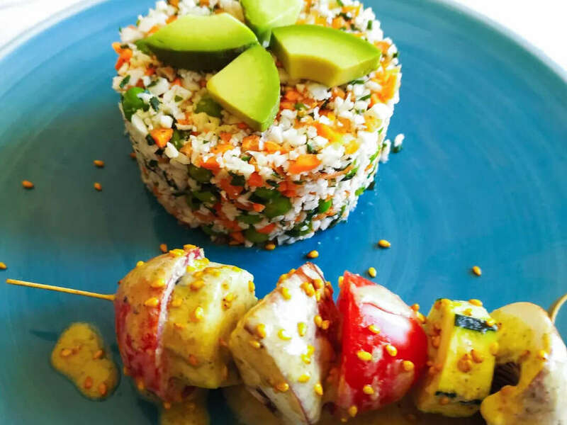 "Riz cantonnais" de chou-fleur et brochette de champignons, courgette et tomate sauce Satay