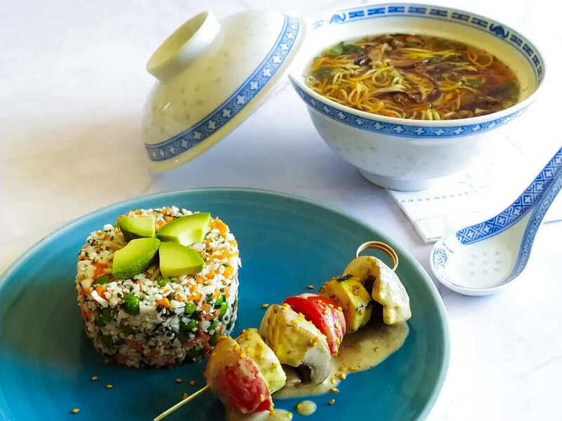 Soupe Pho, "riz" cantonnais, brochette sauce Satay