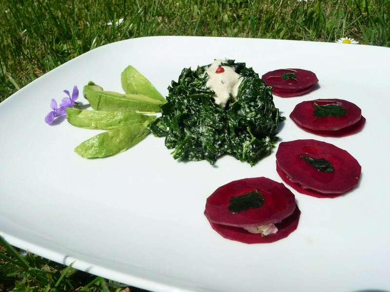 Rawvioles de betterave à la ricotta de macadamia, et tombée d'épinards