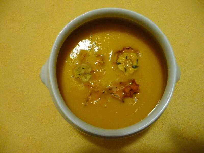 Velouté cru-chaud de Butternut, et chips de légumes déshydratées