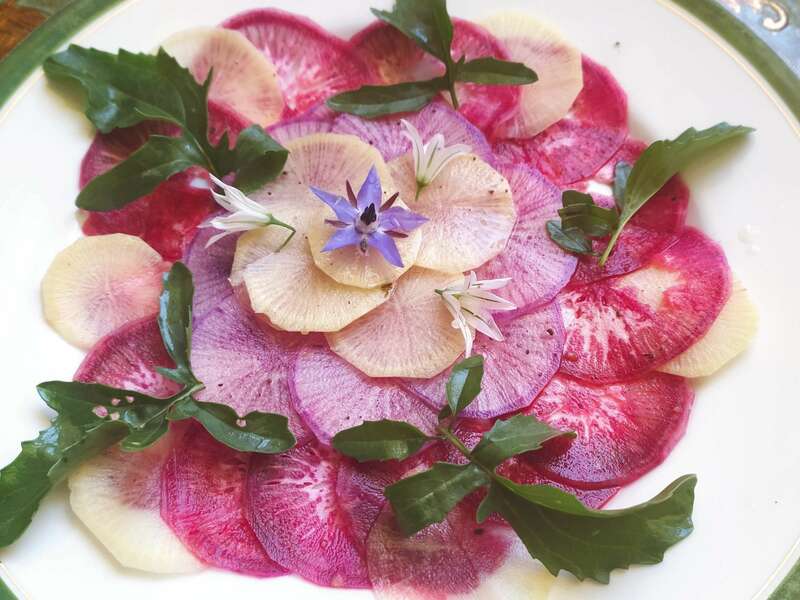 Radis d'hiver colorés, marinés au pamplemousse