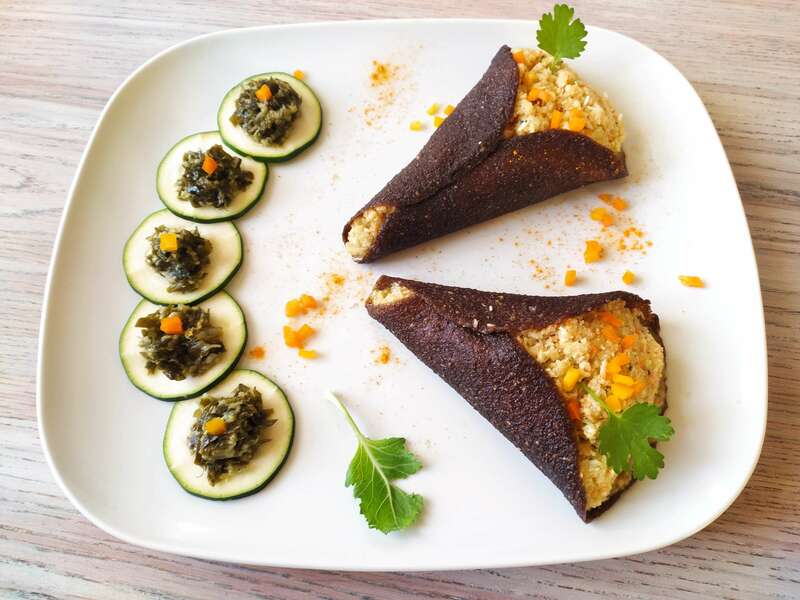 Curry de chou-rave, carotte et noix de coco dans un wrap de banane
Tartare d'algues sur rondelles de concombre