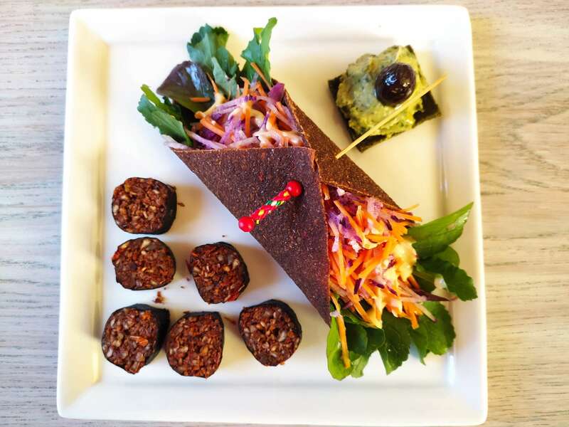 Wrap de carotte, guacamole et "chorizo" de noix et tomates séchées